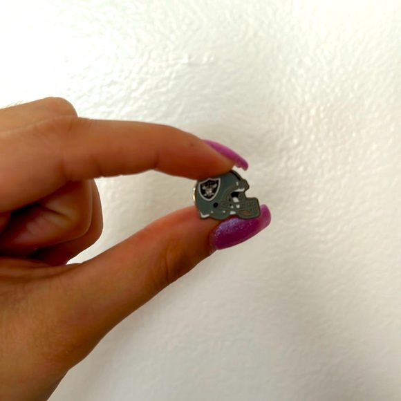 Vintage Raiders pin - Picture 1 of 2